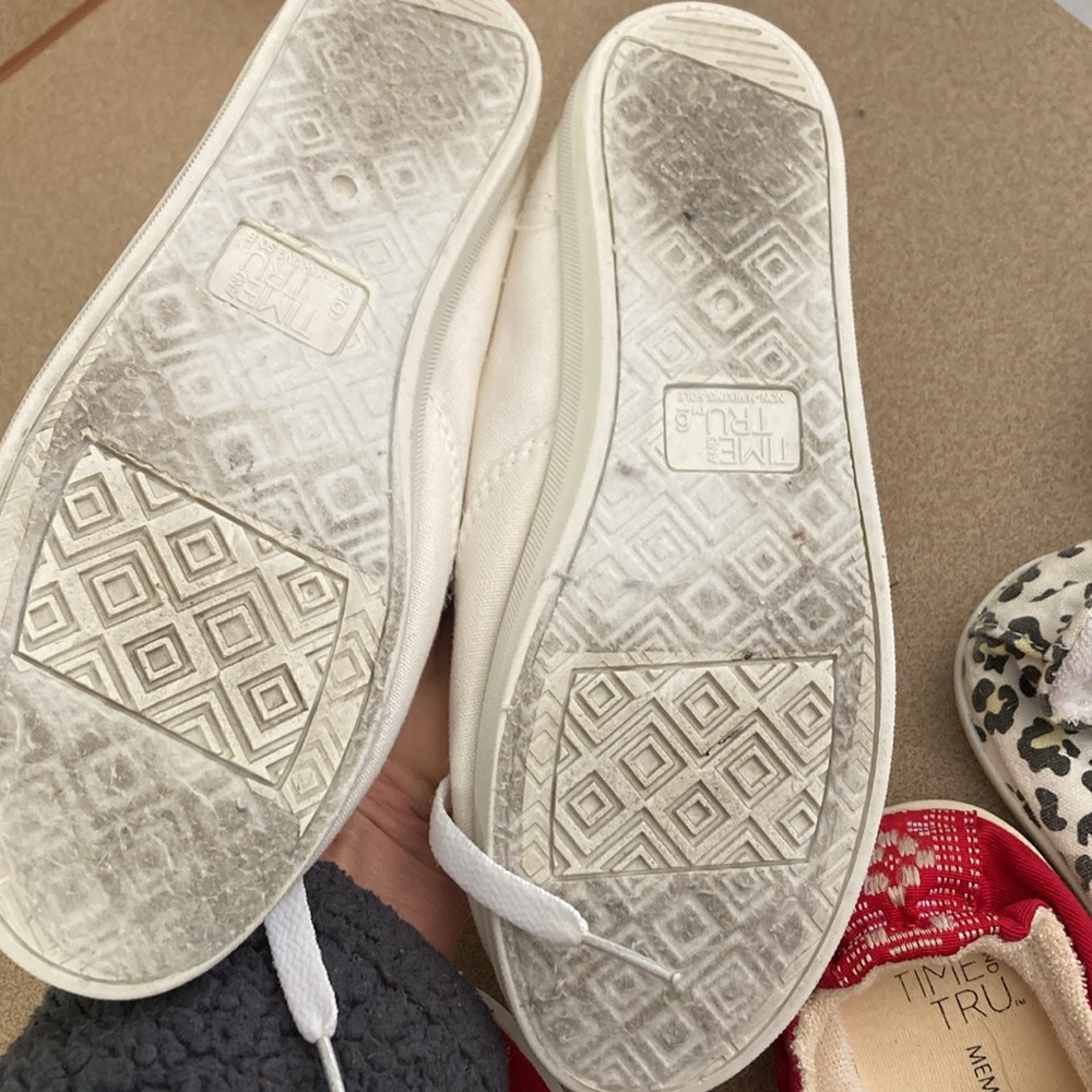 3 pair tennis shoes - Picture 5 of 10